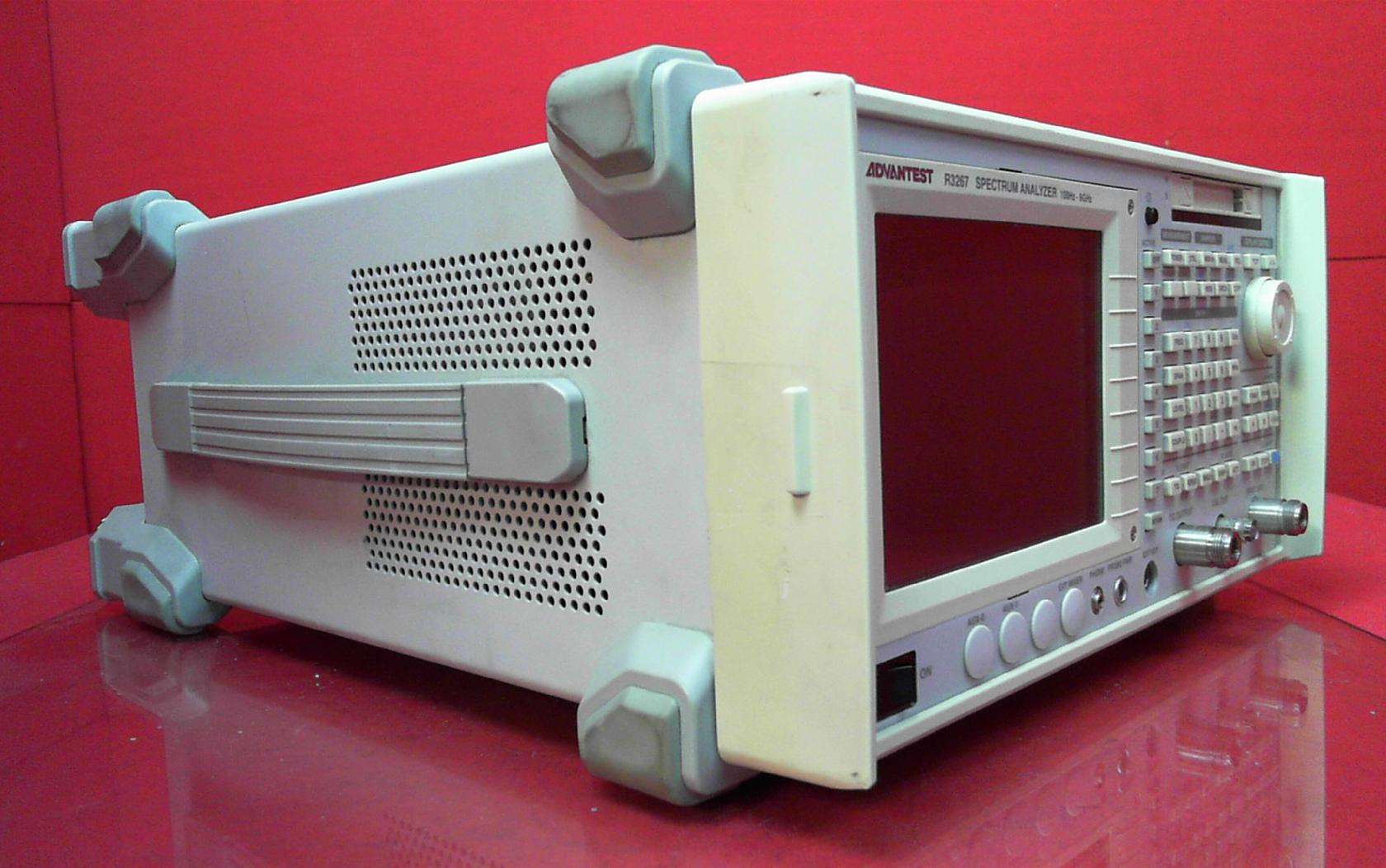 Advantest R3267 Spectrum Analyzer With Tracking Generator 100Hz 8GHz